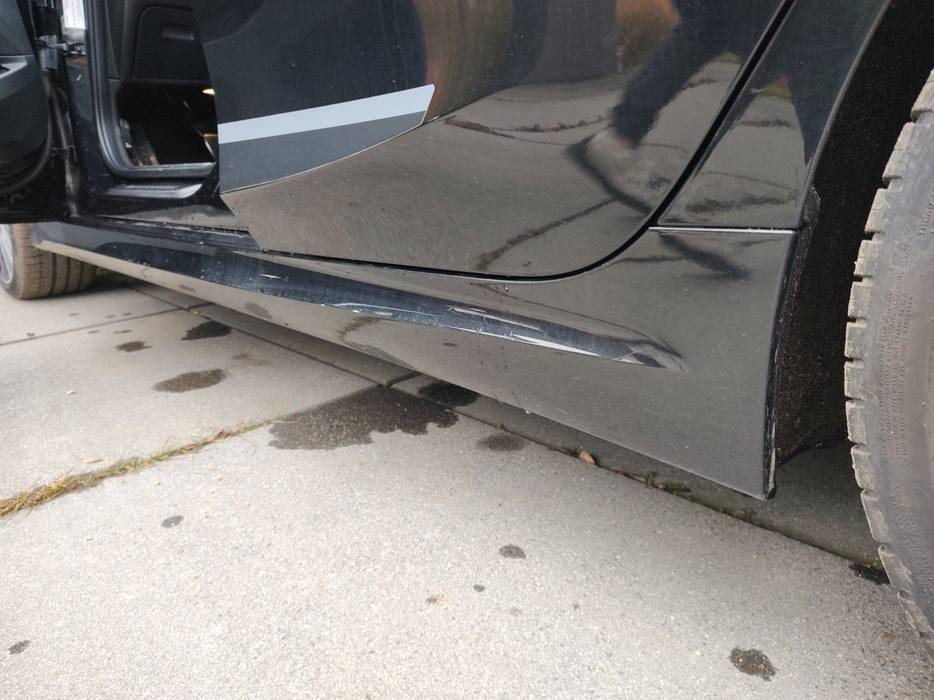 Zdjęcie progu tylnego lewego od dołu po przekątnej