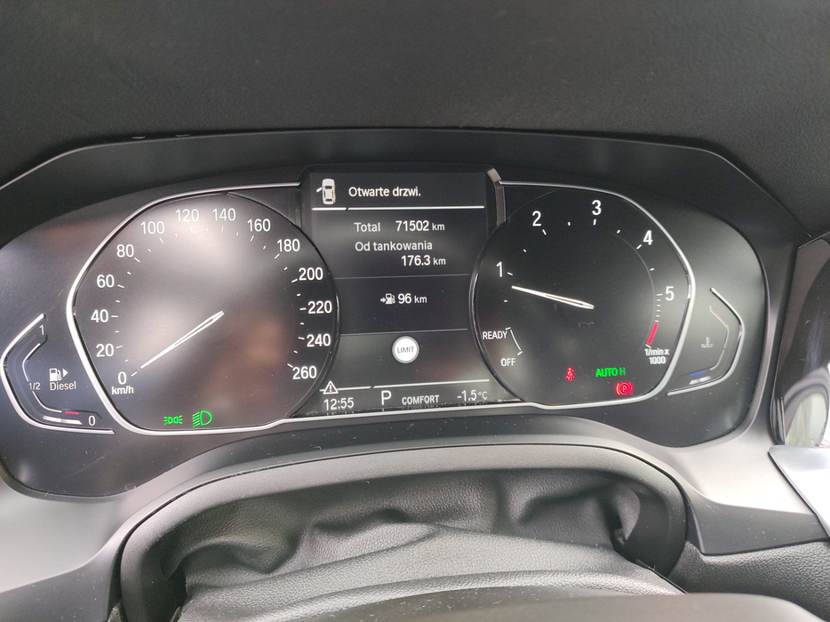 Zdjęcie zegarów i kontrolek po uruchomieniu silnika