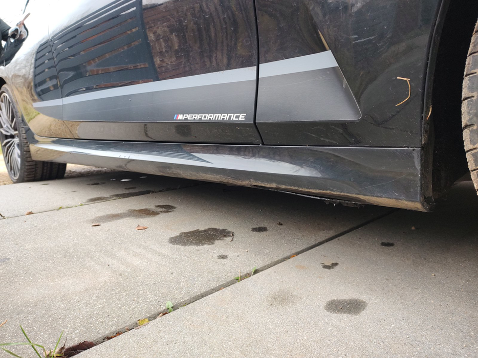 Zdjęcie progu przedniego prawego od dołu po przekątnej