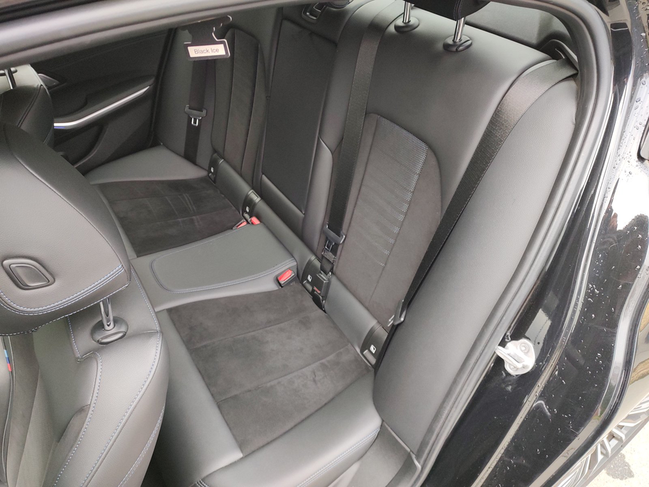 Zdjęcie kanapy tylnej z lewej strony