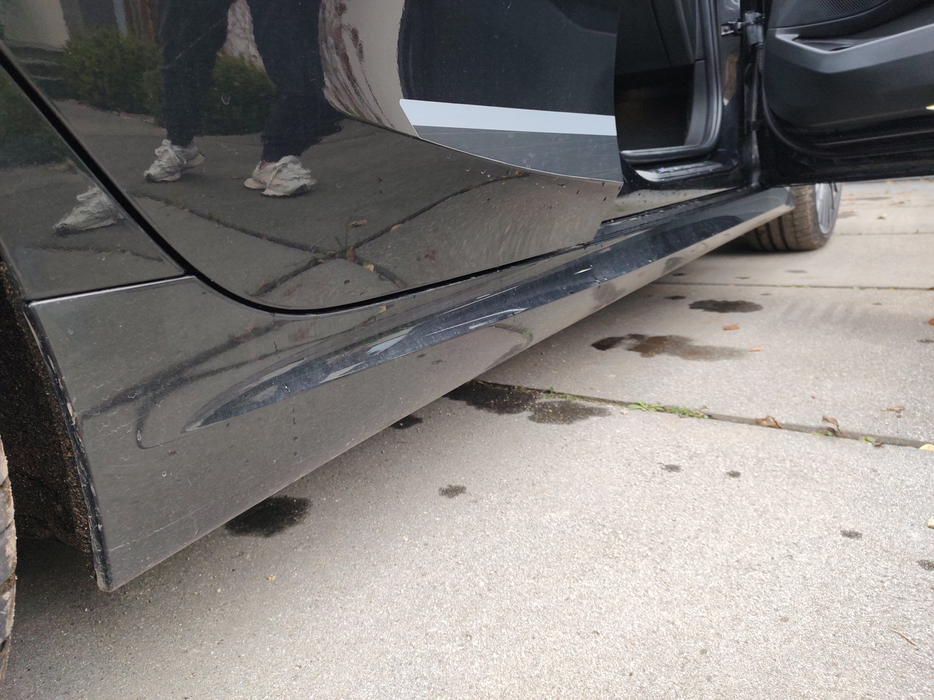 Zdjęcie progu tylnego prawego od dołu po przekątnej