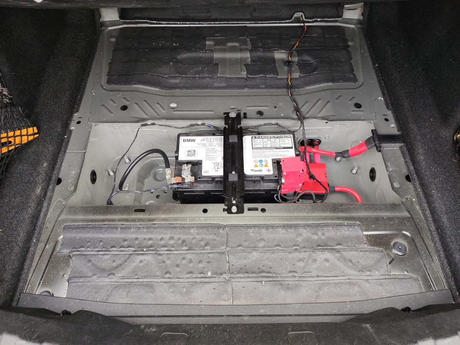 Zdjęcie przestrzeni pod wykładziną bagażnika