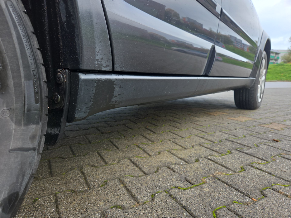 Zdjęcie progu tylnego prawego od dołu po przekątnej