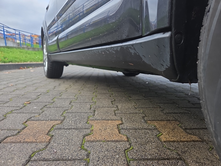 Zdjęcie progu przedniego prawego od dołu po przekątnej