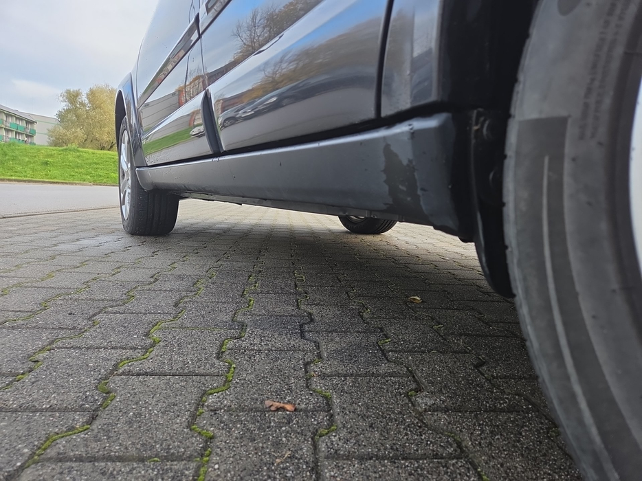 Zdjęcie progu tylnego lewego od dołu po przekątnej