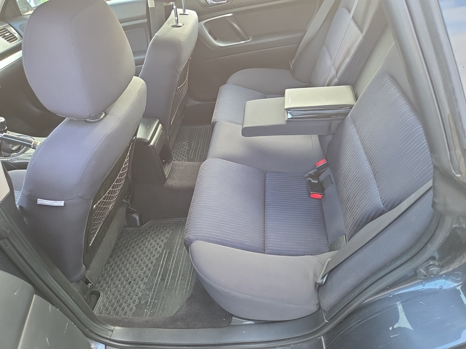 Zdjęcie kanapy tylnej z lewej strony