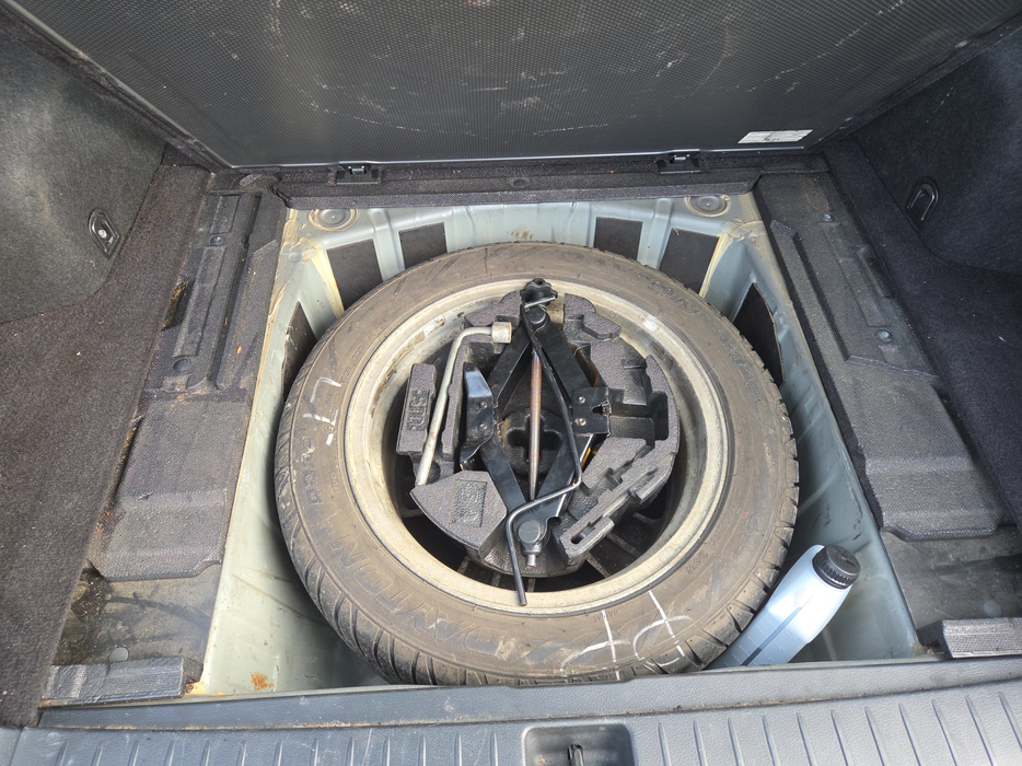 Zdjęcie przestrzeni pod wykładziną bagażnika