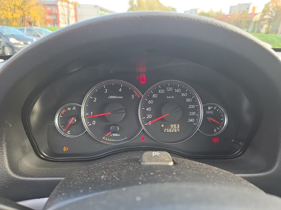 Zdjęcie zegarów i kontrolek po uruchomieniu silnika