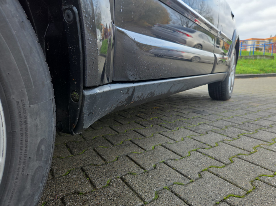 Zdjęcie progu przedniego lewego od dołu po przekątnej