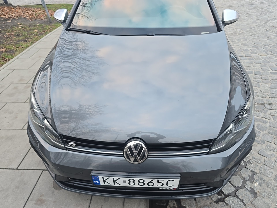 Zdjęcie pokrywy komory silnika