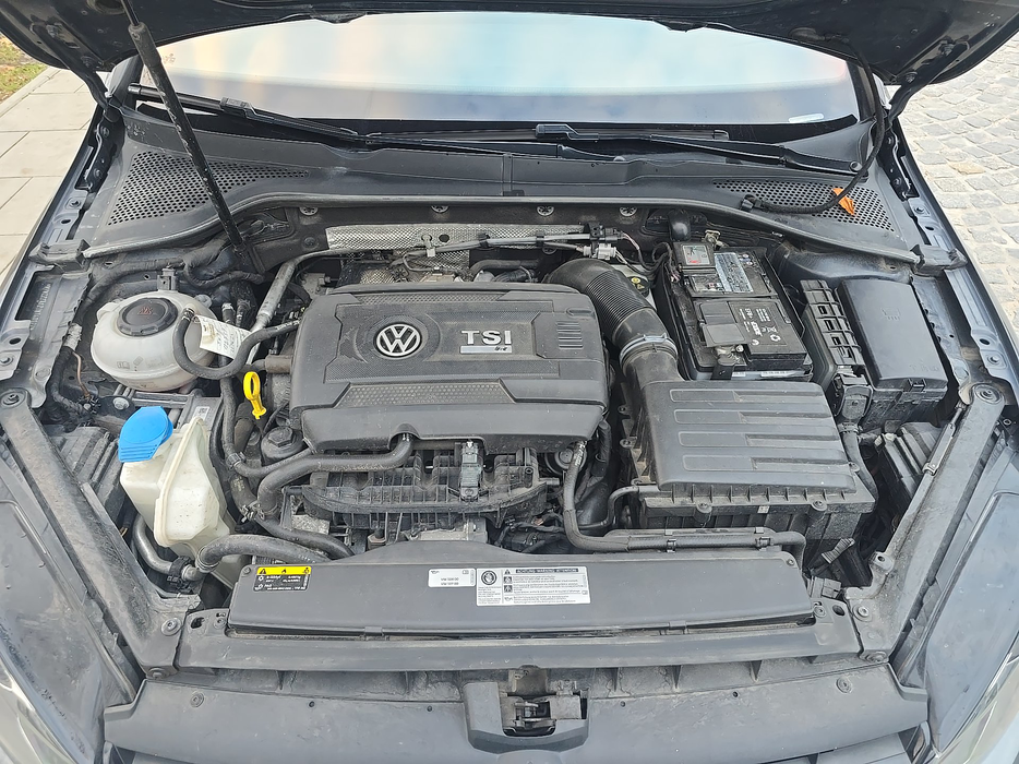 Zdjęcie wnętrza komory silnika