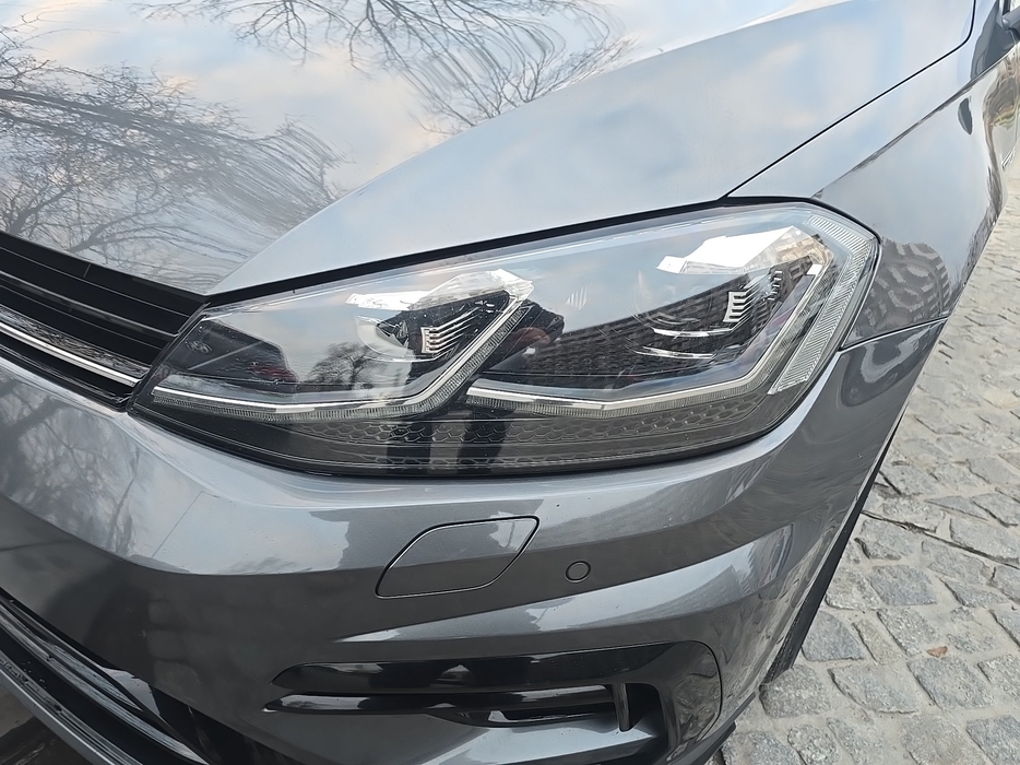 Zdjęcie oświetlenia przedniego i dolnego lewego