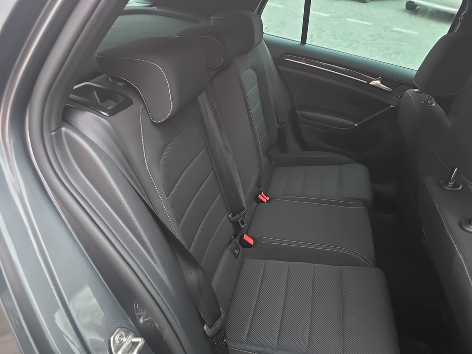 Zdjęcie kanapy tylnej z prawej strony