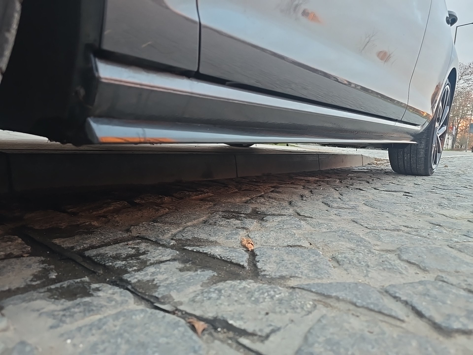 Zdjęcie progu przedniego lewego od dołu po przekątnej