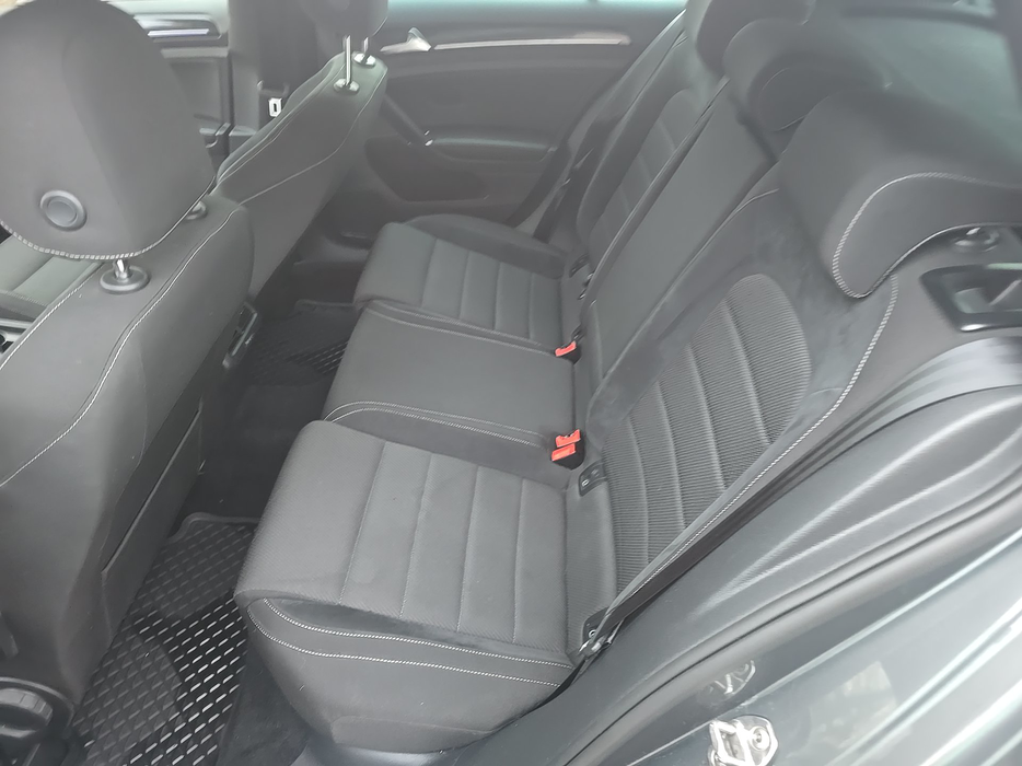 Zdjęcie kanapy tylnej z lewej strony