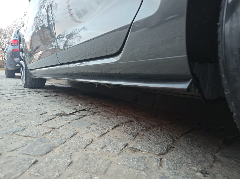 Zdjęcie progu tylnego lewego od dołu po przekątnej