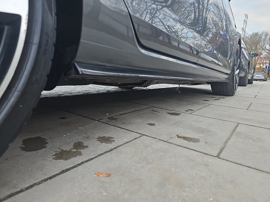 Zdjęcie progu tylnego prawego od dołu po przekątnej