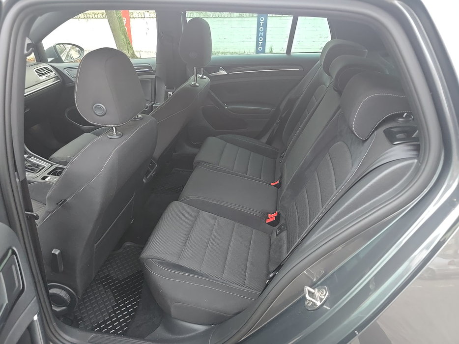 Zdjęcie wnętrza od kierowcy, tył