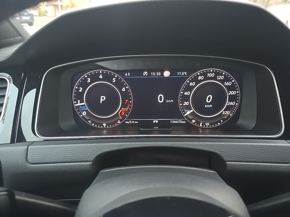 Zdjęcie zegarów i kontrolek po uruchomieniu silnika