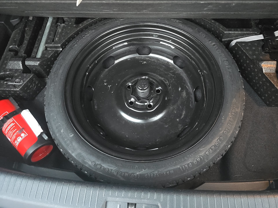 Zdjęcie przestrzeni pod wykładziną bagażnika