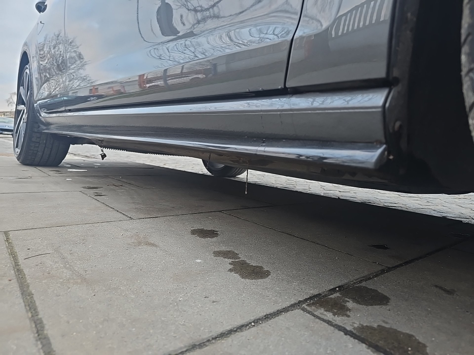 Zdjęcie progu przedniego prawego od dołu po przekątnej