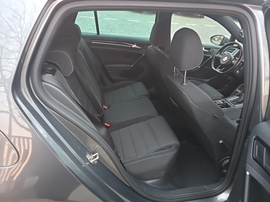 Zdjęcie wnętrza od pasażera, tył