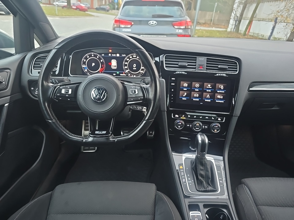 Zdjęcie kokpitu i kierownicy