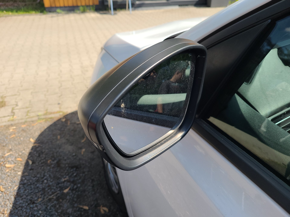 Zdjęcie zwierciadła lusterka lewego