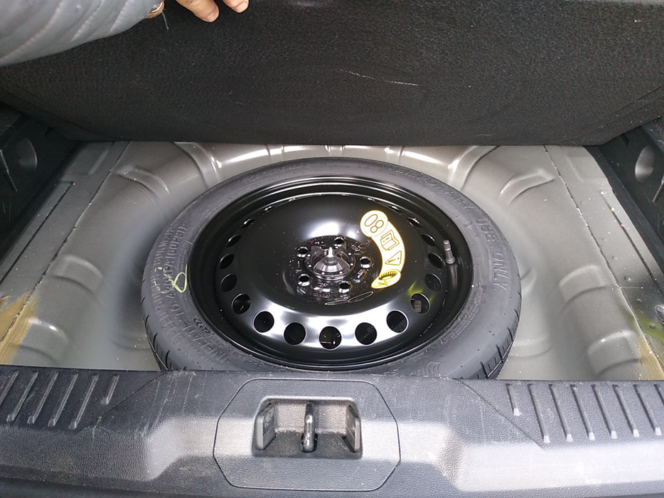 Zdjęcie przestrzeni pod wykładziną bagażnika