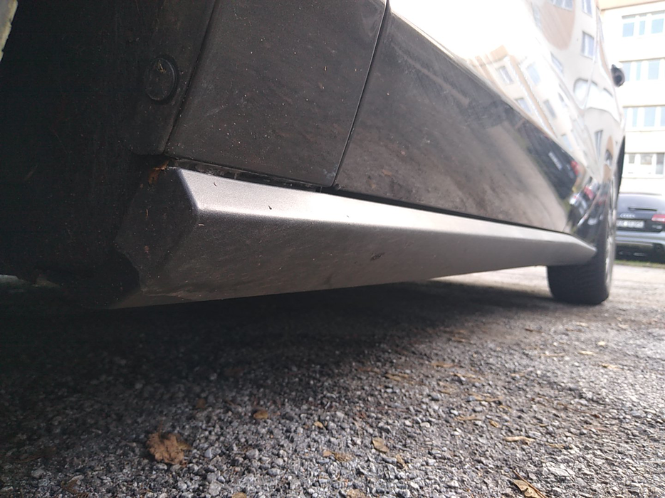 Zdjęcie progu przedniego lewego od dołu po przekątnej