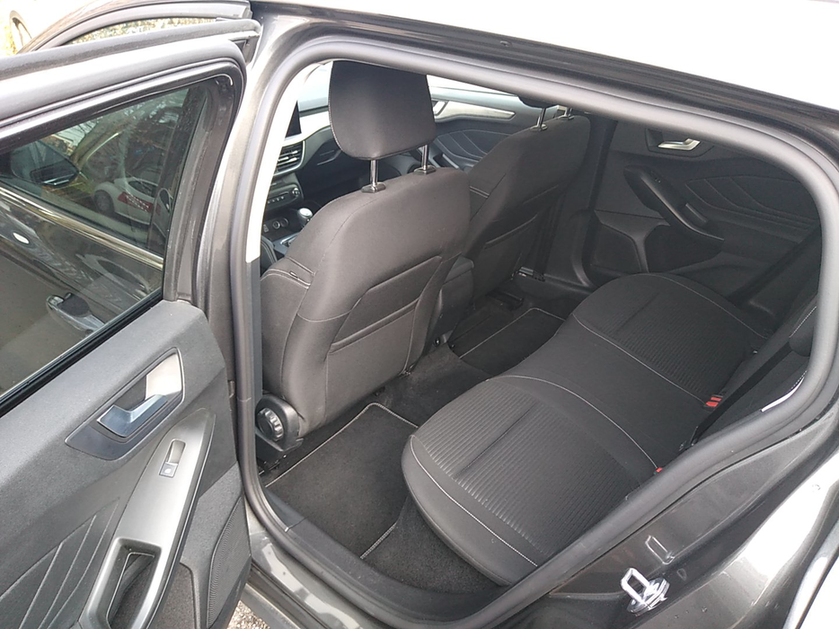 Zdjęcie wnętrza od kierowcy, tył