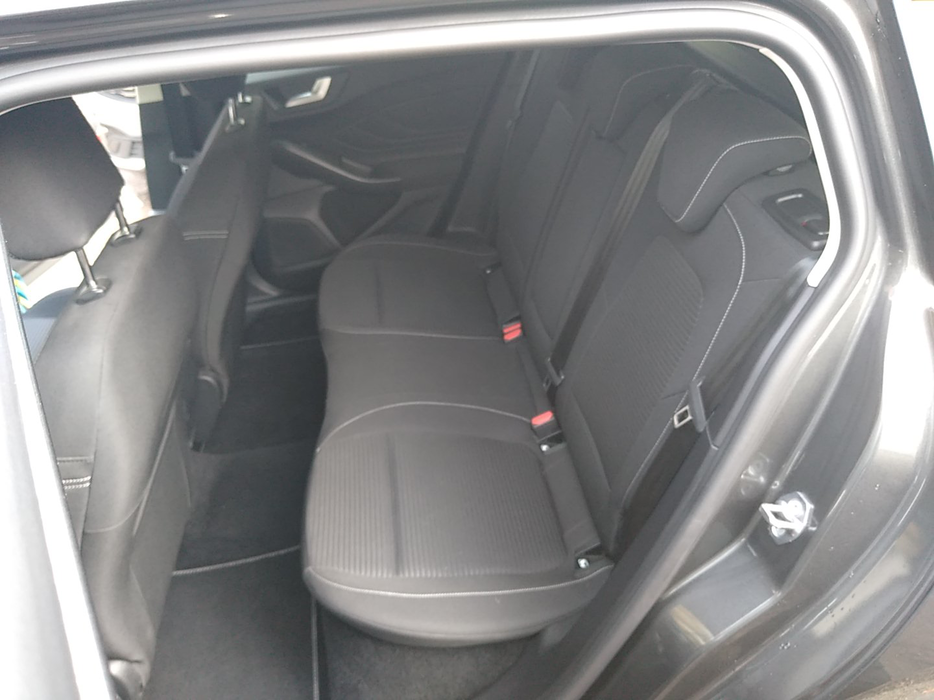 Zdjęcie kanapy tylnej z lewej strony