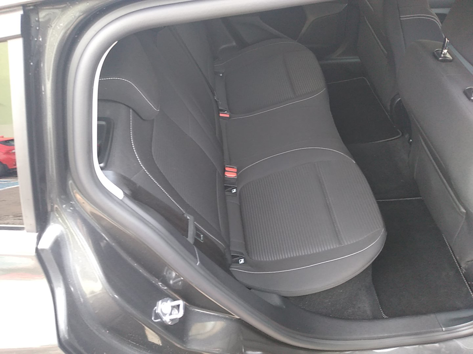 Zdjęcie kanapy tylnej z prawej strony