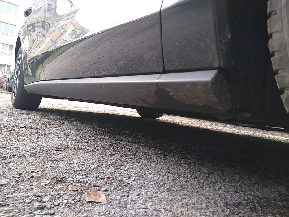 Zdjęcie progu przedniego prawego od dołu po przekątnej