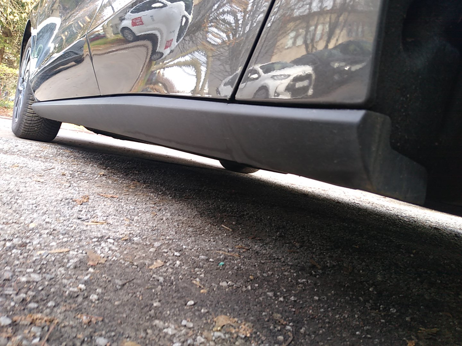 Zdjęcie progu tylnego lewego od dołu po przekątnej