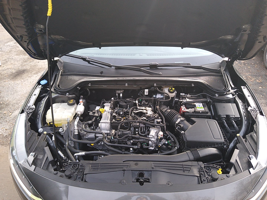 Zdjęcie wnętrza komory silnika