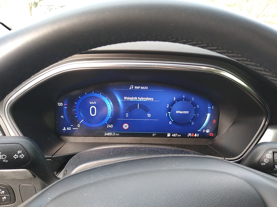 Zdjęcie zegarów i kontrolek po uruchomieniu silnika