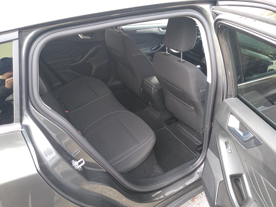 Zdjęcie wnętrza od pasażera, tył