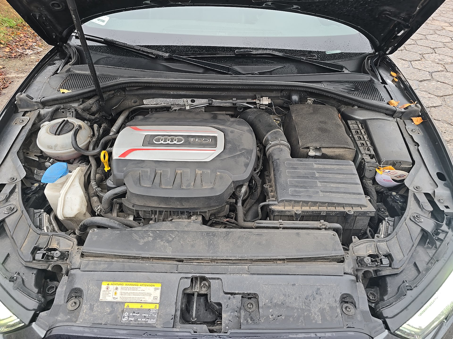 Zdjęcie wnętrza komory silnika