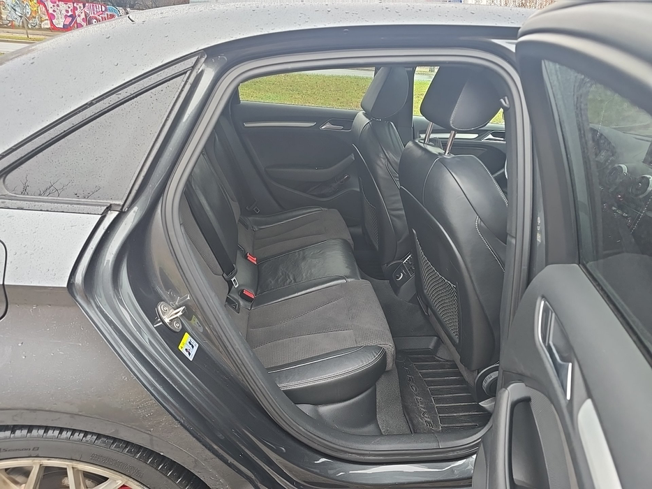 Zdjęcie wnętrza od pasażera, tył