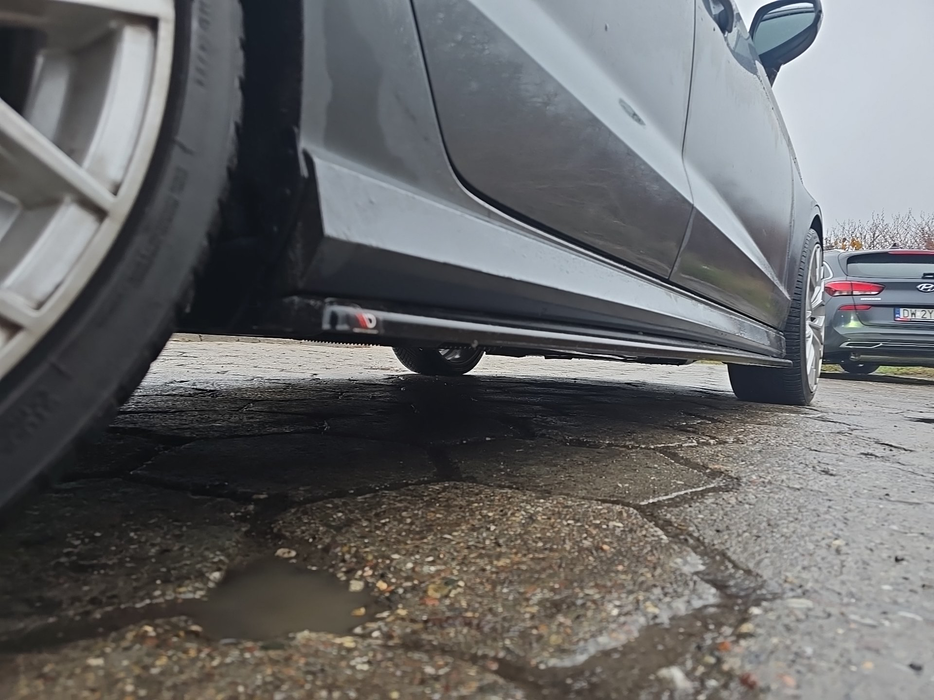 Zdjęcie progu tylnego prawego od dołu po przekątnej