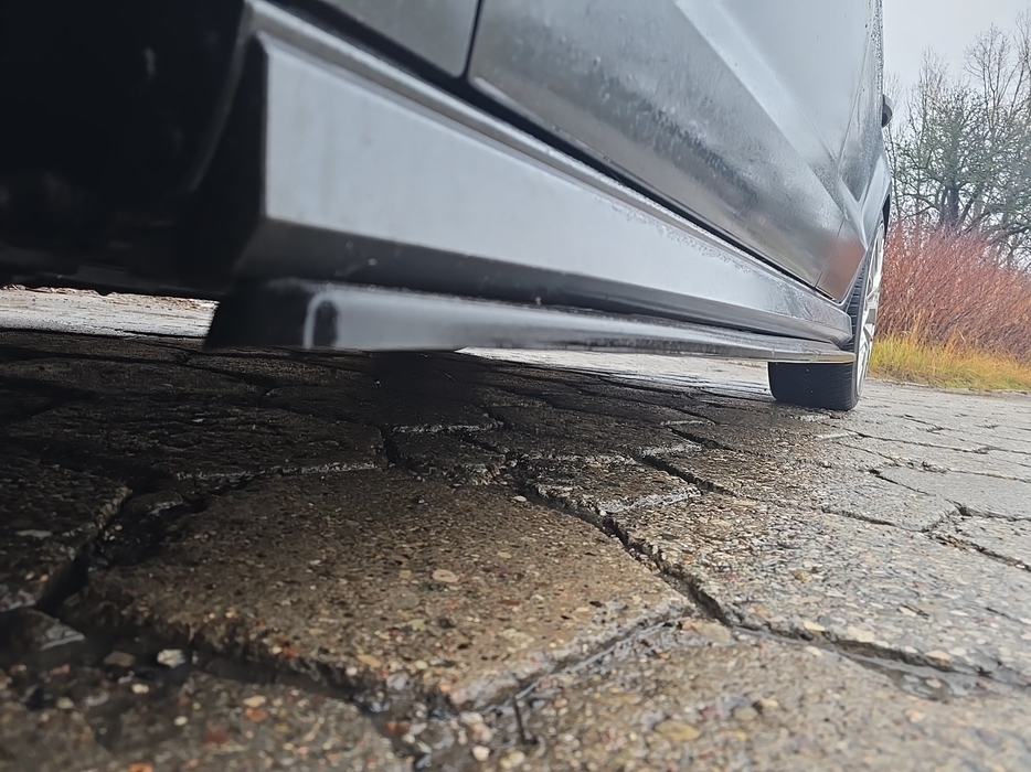 Zdjęcie progu przedniego lewego od dołu po przekątnej