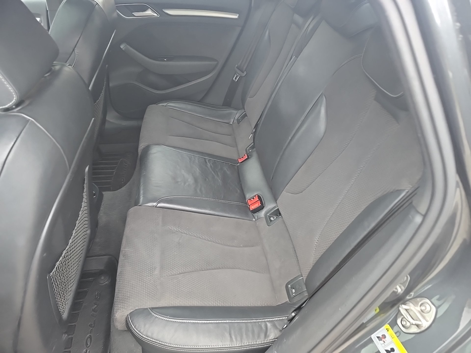 Zdjęcie kanapy tylnej z lewej strony