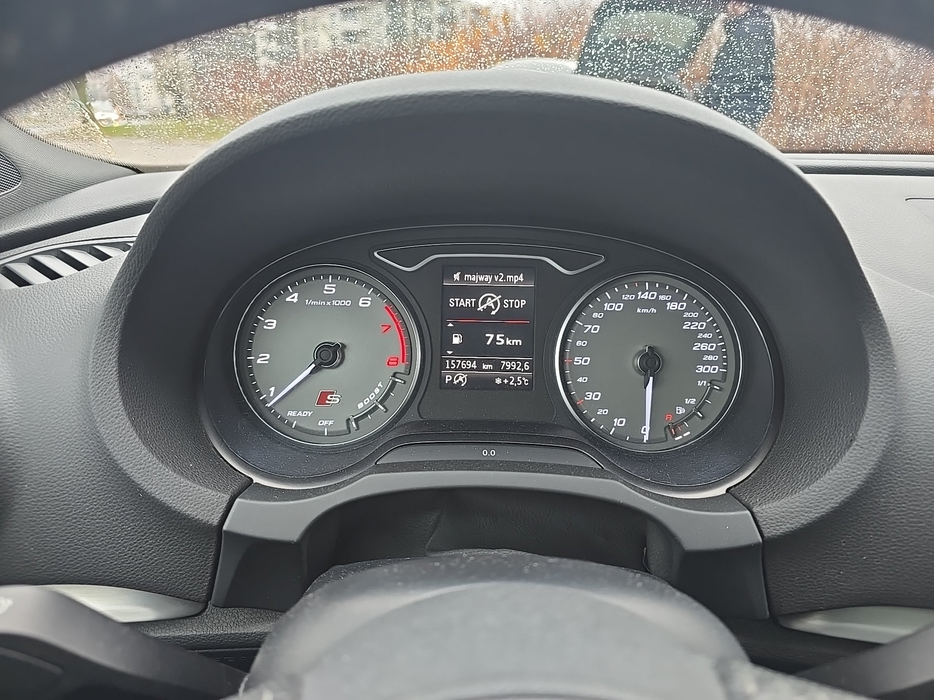 Zdjęcie zegarów i kontrolek po uruchomieniu silnika