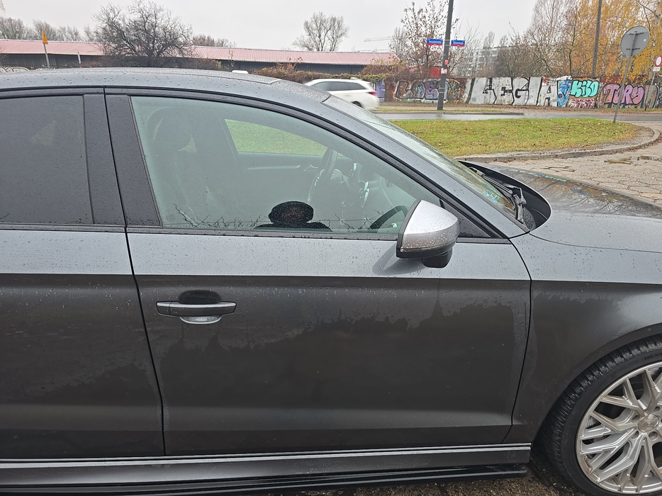 Zdjęcie drzwi przednich prawych wraz z szybą