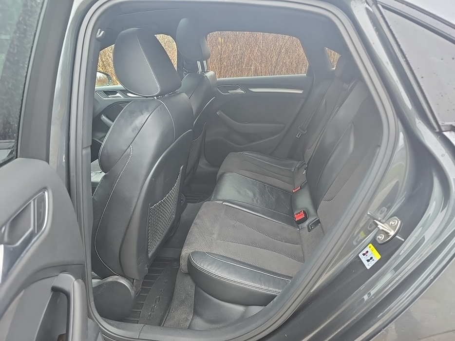 Zdjęcie wnętrza od kierowcy, tył