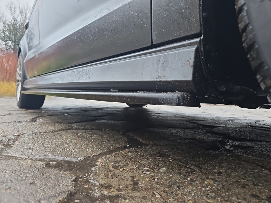 Zdjęcie progu przedniego prawego od dołu po przekątnej