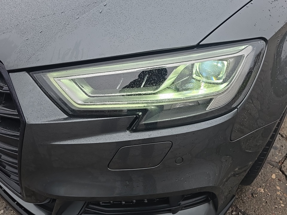 Zdjęcie oświetlenia przedniego i dolnego lewego