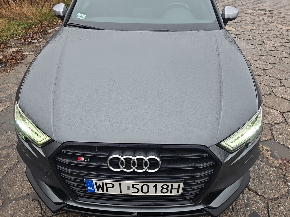 Zdjęcie pokrywy komory silnika