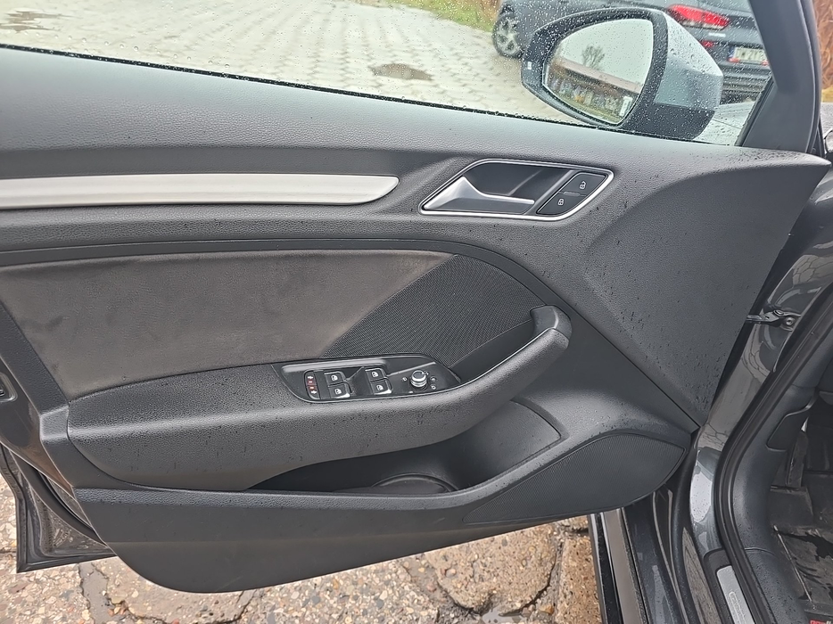 Zdjęcie tapicerki drzwi przednich lewych